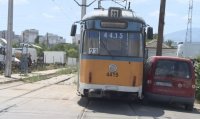 Tрамвай предизвиква катастрофа на оживено кръстовище в София
