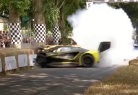 Супермодел на Lotus катастрофира веднага след старта си на Фестивала на скоростта в Гудууд (ВИДЕО)