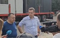 Дарение от мобилни къщи за самотно живеещи мъж и възрастна жена от Делян Пеевски в село Воден бе доставено днес