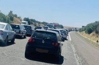НАПРЕЖЕНИЕ НА &bdquo;ТРАКИЯ&ldquo;! Километрично задръстване заради разсипан чакъл