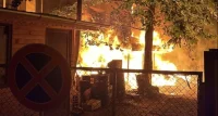 Счупени прозорци и пожар в двора на общината във Вършец след празнична заря