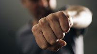 Две момчета счупиха челюстта на жена пред магазин в Перник