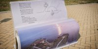 Крайбрежната алея в Ахтопол е украсена с пейки, изписани със стихове на Добромир Банев (СНИМКИ)