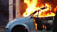 ПОЖАР В ПЕРНИК! Хале с десетки автомобили изгоря