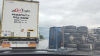 ТИР се обърна на Околовръстното шосе в София (СНИМКИ)