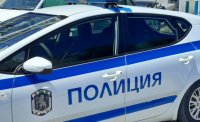 Показаха снимки на полицая, който беше ударен и возен на капак на автомобил (СНИМКА)