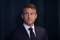 Фойерверки са изстреляни към резиденцията на Еманюел Макрон, трима полицаи ранени