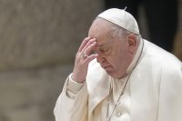 Папа Франциск остава в болница заради усложнена респираторна инфекция