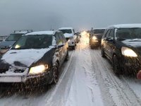 Снежна блокада в България: Затруднен трафик, катастрофи и преспи до 20 см (ВИДЕО)
