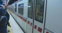  Спряха метрото заради пътник, слязъл на релсите