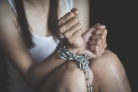 Мъж прикова с верига приятелката си и я държа под ключ