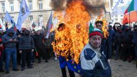 БСП и "Да, България" осъдиха вандалските атаки пред представителството на ЕК в София
