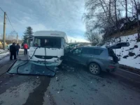 Тежка катастрофа край Железница: Лек автомобил се вряза в кемпер