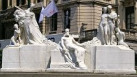 ИДИОТИ! В Брюксел премахват класически скулптури, замествайки ги с модерни инсталации от строителни отпадъци!