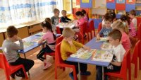 Хаос още в първия ден на приема в яслите и градините в София: Системата се срина, хиляди деца отново без места