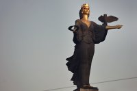 Граждани протестират срещу статуята на София