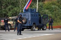 Косовската полиция продължава престрелката с най-малко 30 души
