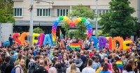 Поне 5712 българи обичат да се гушкат с лица от същия пол