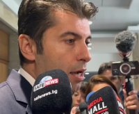 След като си изпя заучения репертоар, Кирил Петков избяга от въпросите на MEDIAMALL и останалите журналисти