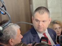 Делян Пеевски пред журналисти в парламента: Ако министърът на енергетиката не е способен да се справи с проблема да подава незабавно оставка