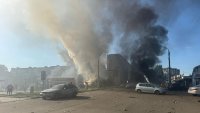 Двама убити и 27 ранени след руски удар по търговски център в Украйна