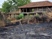 Пет къщи и фотоволтаична централа спасени при пожар в село Червена