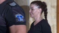 Фолкпевицата Дебора пусната под домашен арест