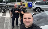 Скандално поведение: Българин позира с чешки полицаи след превишаване на ограниченията, карал двойна платформа само със 190 км/ч средна скорост
