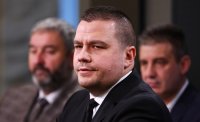 Депутати от &bdquo;Има такъв народ&ldquo; напуснаха пленарната зала след декларация на ПП-ДБ за заплатите на младите лекари