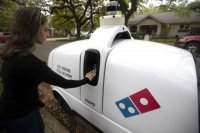 Вериги Domino&rsquo;s пуснаха робот за доставка (ВИДЕО)