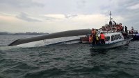 Трагедия в залива Ха Лонг: Броят на жертвите от преобърнатото туристическо корабче достигна 38 (ВИДЕО)