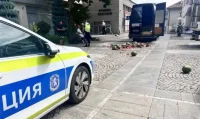 Жена с бус, пълен с дини, разби бариерата на Общината в Казанлък и започна да хвърля плодовете