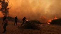 Голям пожар край Атина, спешно евакуират жители