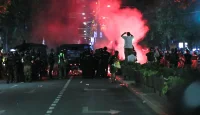 Сблъсъци пред централата на Сръбската прогресивна партия: ранени са полицаи и граждани