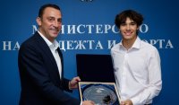 Министърът на младежта и спорта отличи Никола Цолов с почетен плакет за успехите му във Формула 3