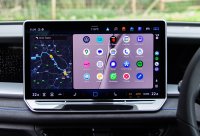 Google представи Android Auto 15 с изцяло нов дизайн и стилна &bdquo;стъклена&ldquo; визия