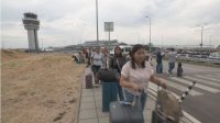 Пеша до Терминал 2: Ремонт остави пътниците без автомобилен достъп до Летище София (СНИМКИ)