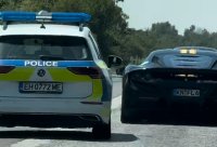 Родни полицаи с Golf изпревариха и засякоха грузинско Ferrari F8 &ndash; шокиращо ВИДЕО показа маневрата като от Формула 1