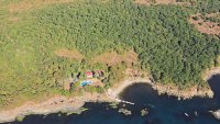Мистериозна вила с басейн и собствен плаж изникна в горите край Приморско