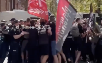 УРСУЛА MAYBE IS IN ШОК: "Любимите" хомосексуалисти на Запада влязоха в бой с "несъществуващите" неонацисти в Украйна (ВИДЕО)