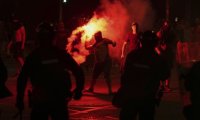 Ескалация на антиправителствените протести в Сърбия: подпалени офиси и сблъсъци с полицията