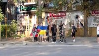 Украински тийнейджъри разгърнаха знамето на Третия райх до украинското по време на тържествата за независимост на страната (ВИДЕО)
