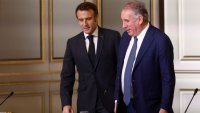 Макрон застана твърдо зад премиера Франсоа Байру преди вота на доверие