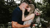 Тейлър Суифт и Травис Келси обявиха годежа си с романтична фотосесия