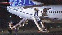 Аварийно кацане на &bdquo;Юнайтед Еърлайнс&ldquo; в Осака &ndash; 142 души са евакуирани