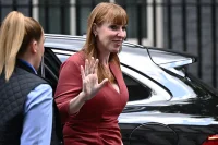 Британският вицепремиер Анджела Рейнър подаде оставка заради данъчен скандал