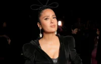Салма Хайек засия в рокля на Balenciaga с дълбоко деколте на благотворителна гала (ВИДЕО)