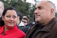 ЖЪЛТО, BUT TRUE В MEDIAMALL: Лиляна Павлова посрещала по секси пеньоар активисти на ГЕРБ в резиденция Бояна