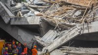 38 души са в неизвестност след срутване на училище в Индонезия (ВИДЕО)