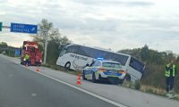 Автобус излезе от пътното платно на АМ &bdquo;Тракия&ldquo;, движението е ограничено